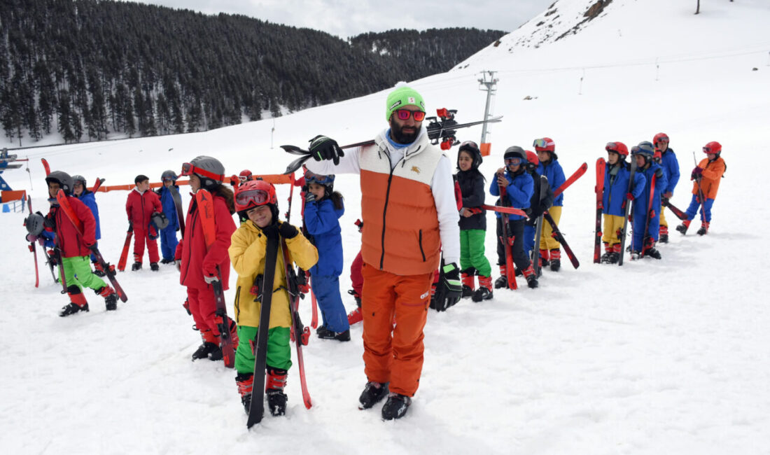 KARS (AA) – Kars'ta ilkokul öğrencilerini kayakla buluşturan "Karın Yıldızları