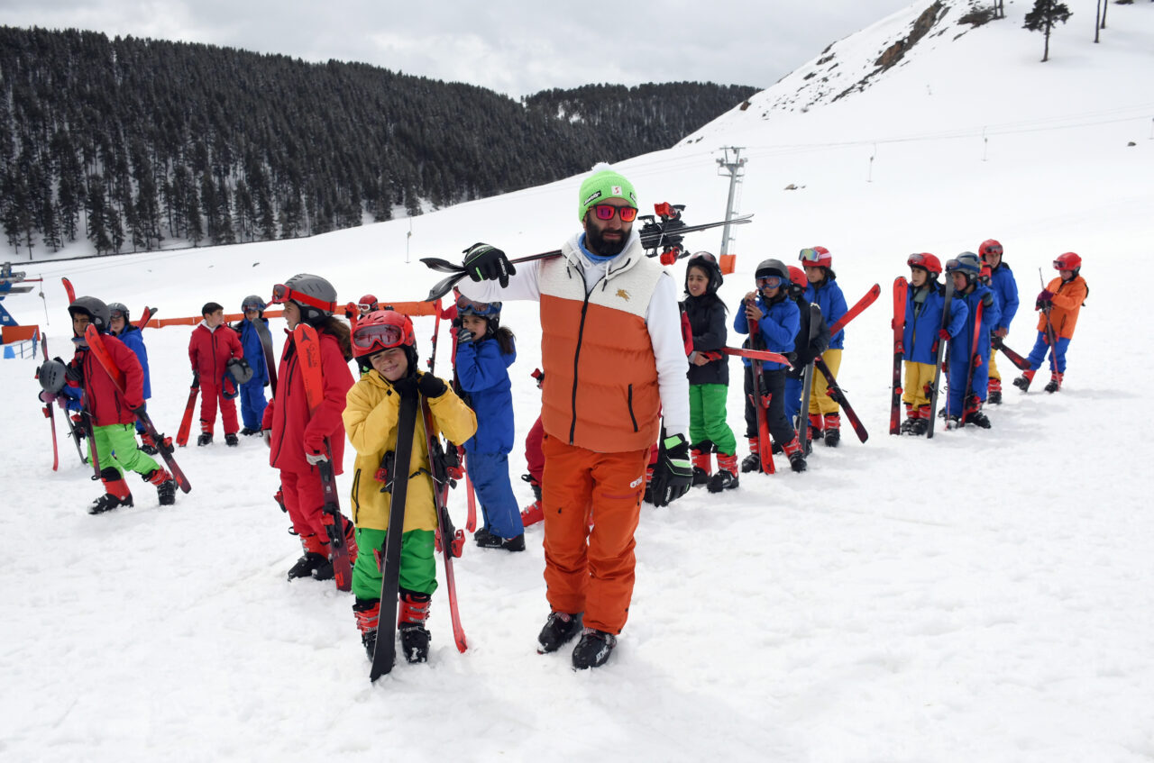 KARS (AA) – Kars'ta ilkokul öğrencilerini kayakla buluşturan "Karın Yıldızları