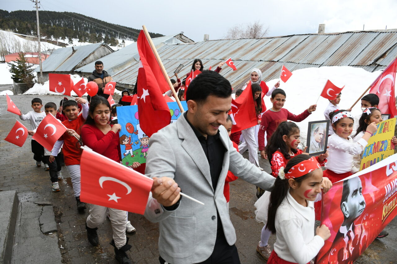 KARS (AA) – Kars'ın Sarıkamış ilçesi Hamamlı İlkokulu'nda öğrenim gören