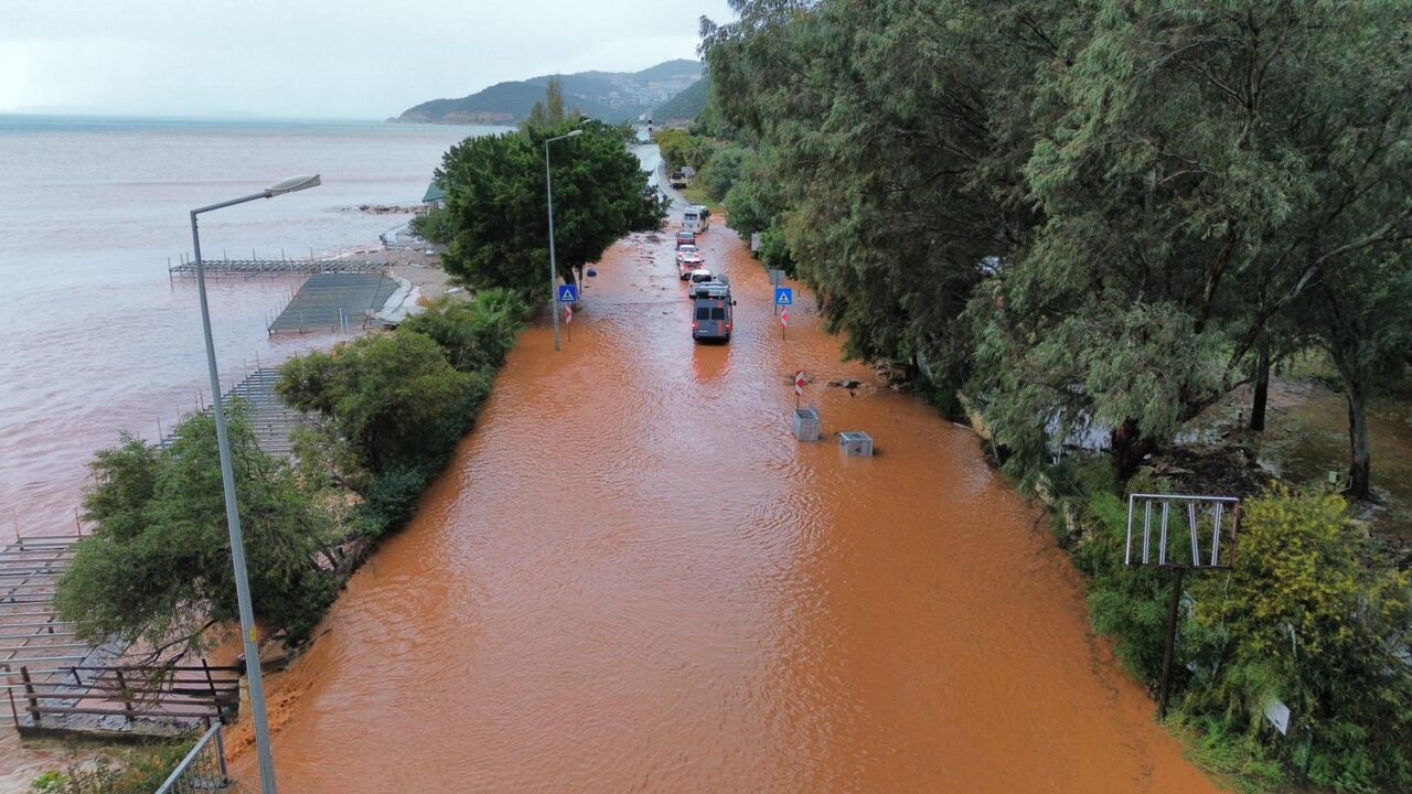 ANTALYA (AA) – Antalya'nın Kaş ilçesinde akşam saatlerinden itibaren etkili