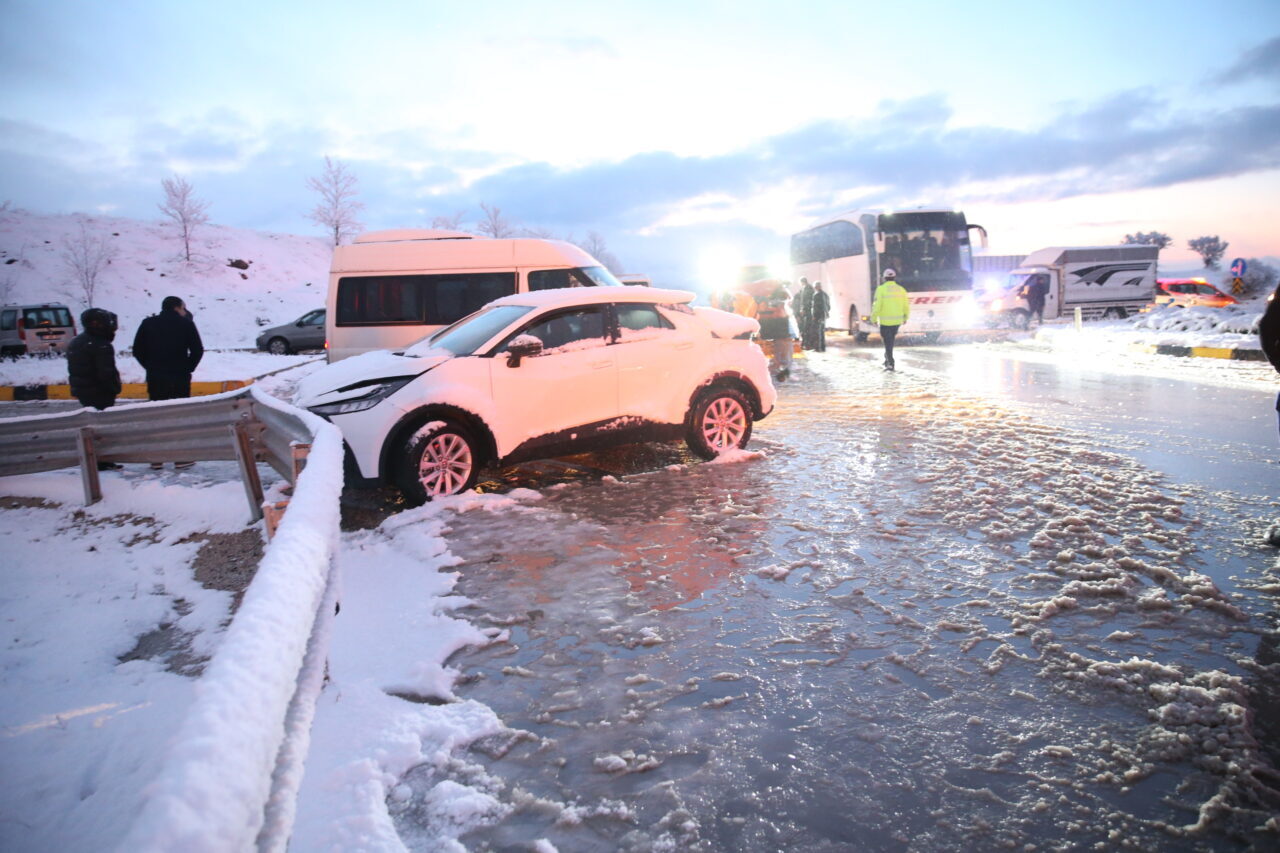 KASTAMONU (AA) – Kastamonu'nun Seydiler ilçesinde biri otobüs 10 aracın