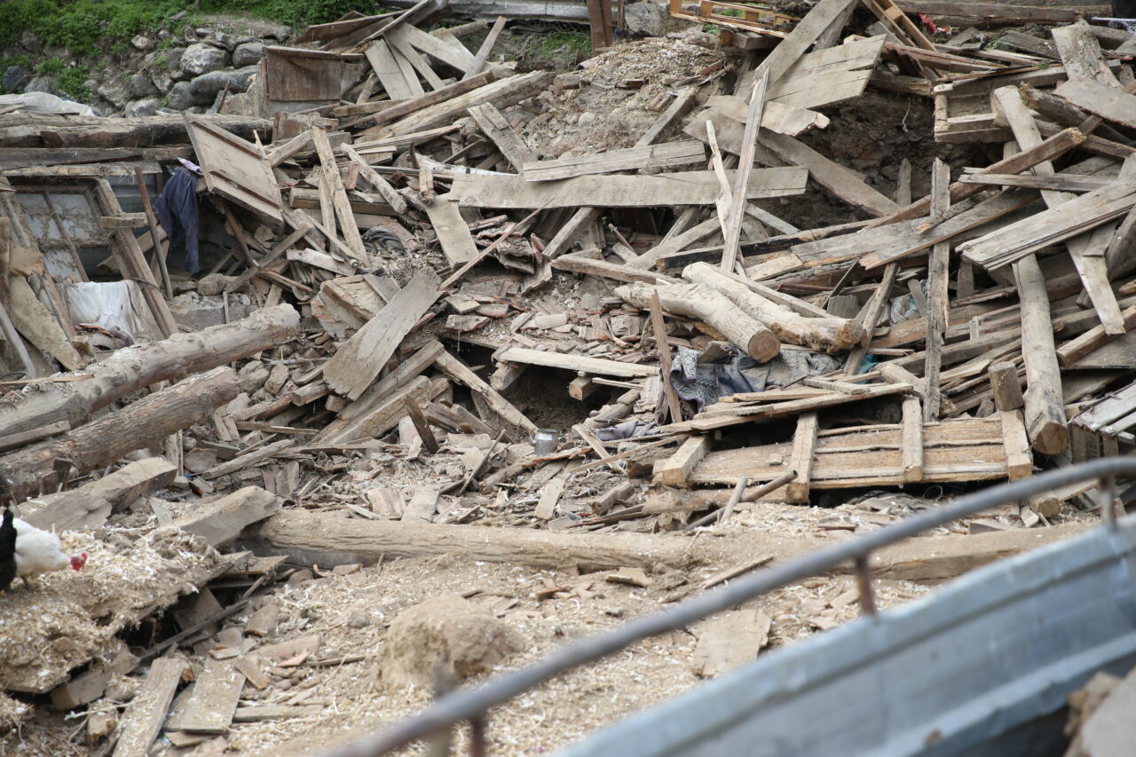 KASTAMONU (AA) – Kastamonu'da çöken ahırdaki 12 büyükbaş hayvandan 4'ü