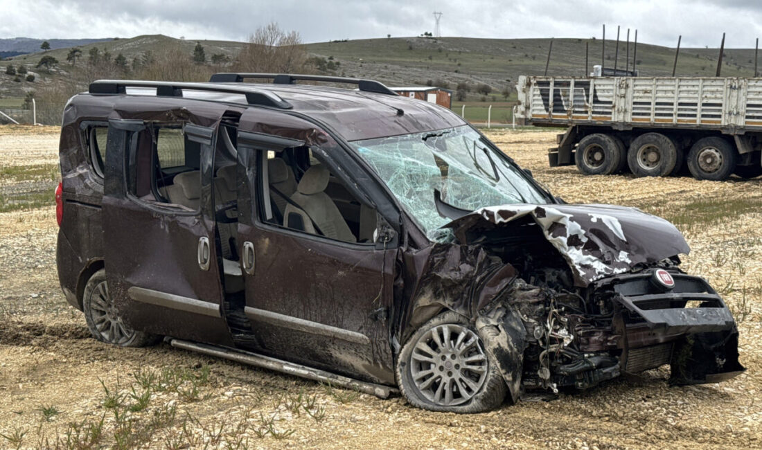 KASTAMONU (AA) – Kastamonu'nun Seydiler ilçesinde hafif ticari araç ile