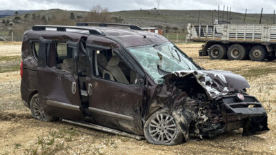 KASTAMONU (AA) – Kastamonu'nun Seydiler ilçesinde hafif ticari araç ile
