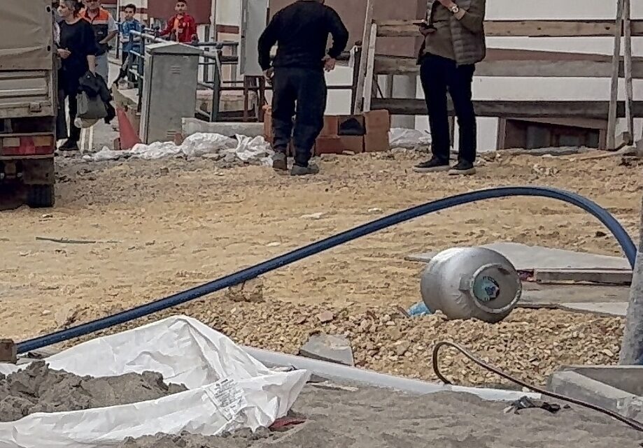 KASTAMONU (AA) – Kastamonu'da inşaat halindeki binadan üzerine mutfak tüpü