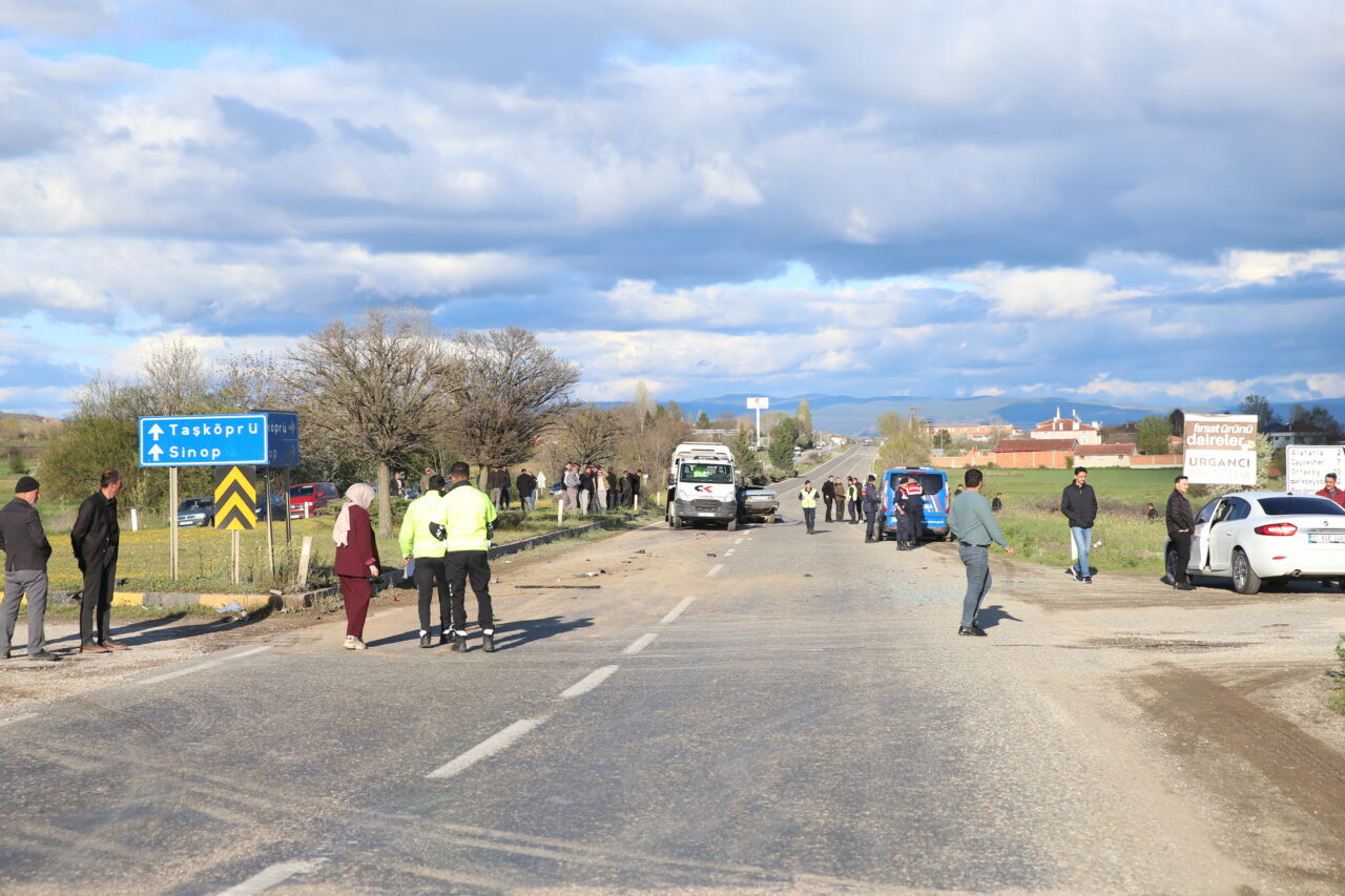 KASTAMONU (AA) – Kastamonu'nun Taşköprü ilçesinde otomobille kamyonetin çarpıştığı kazada