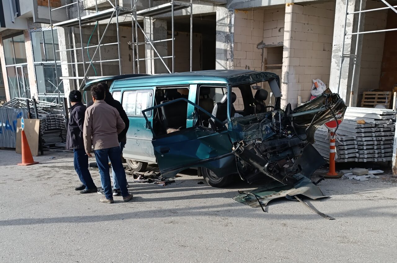 KASTAMONU (AA) – Kastamonu'nun Tosya ilçesinde minibüs ile kamyonetin çarpışması