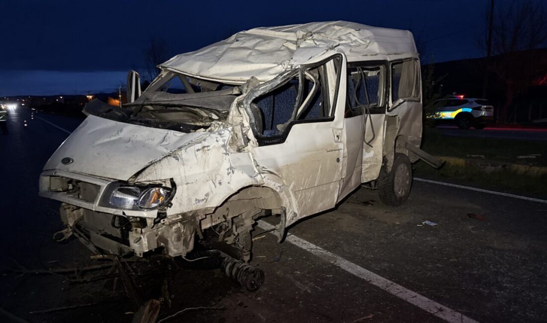 KASTAMONU (AA) – Kastamonu'nun Taşköprü ilçesinde minibüs ile otomobilin çarpışması