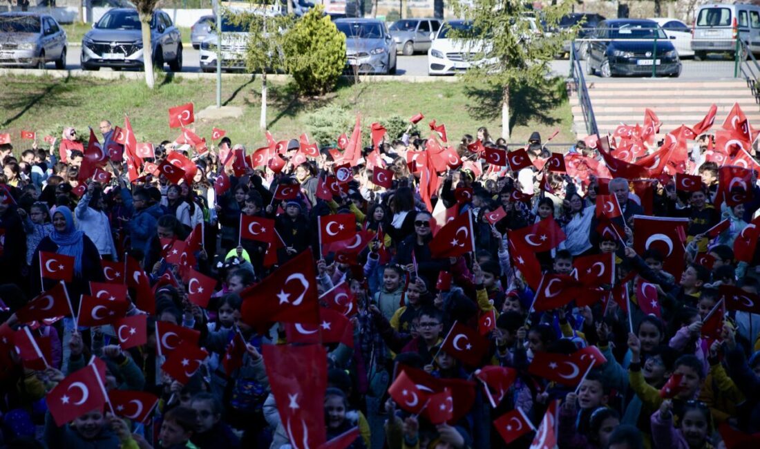 KASTAMONU (AA) – Kastamonu'da öğrenciler, okullara Türk bayraklarıyla geldi. Şanlıurfa