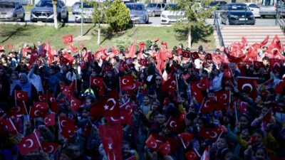 KASTAMONU (AA) – Kastamonu'da öğrenciler, okullara Türk bayraklarıyla geldi. Şanlıurfa