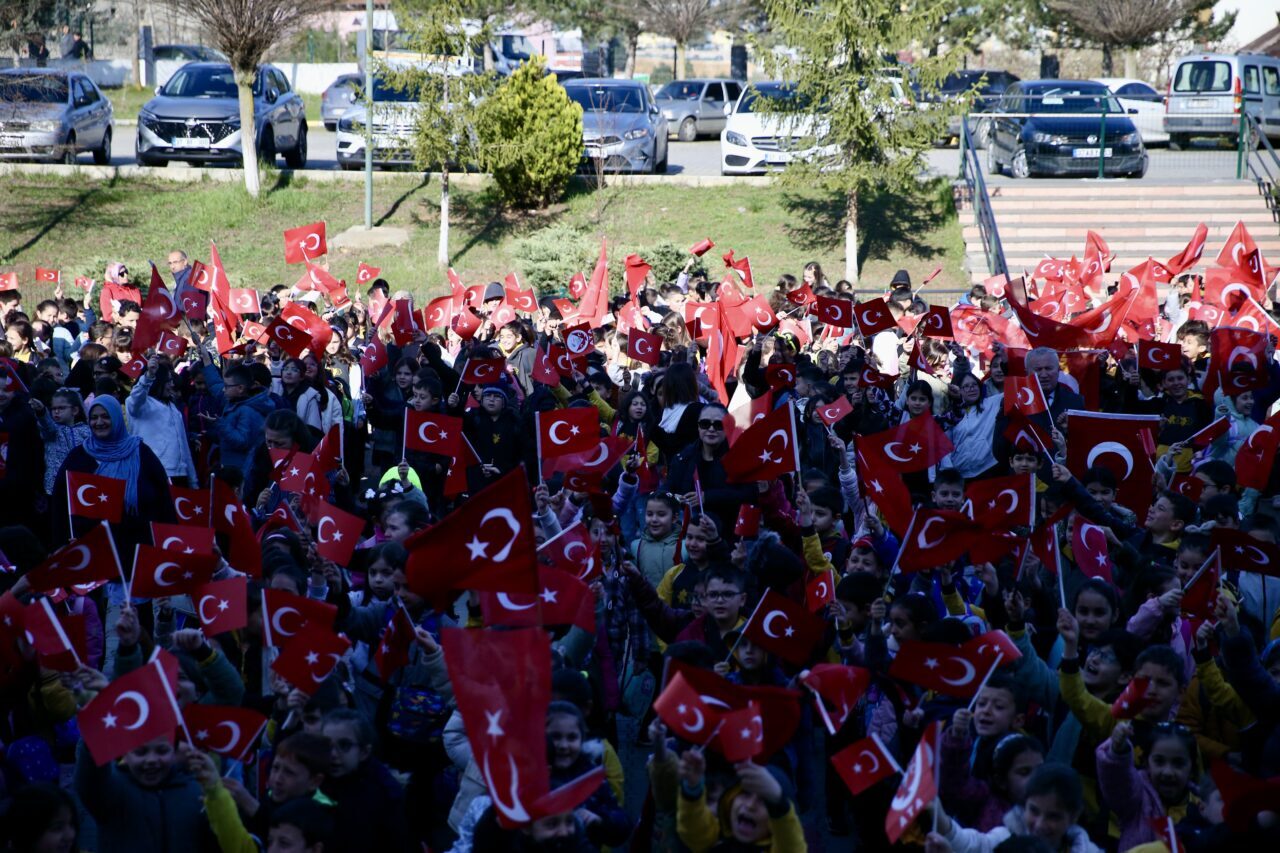 KASTAMONU (AA) – Kastamonu'da öğrenciler, okullara Türk bayraklarıyla geldi. Şanlıurfa