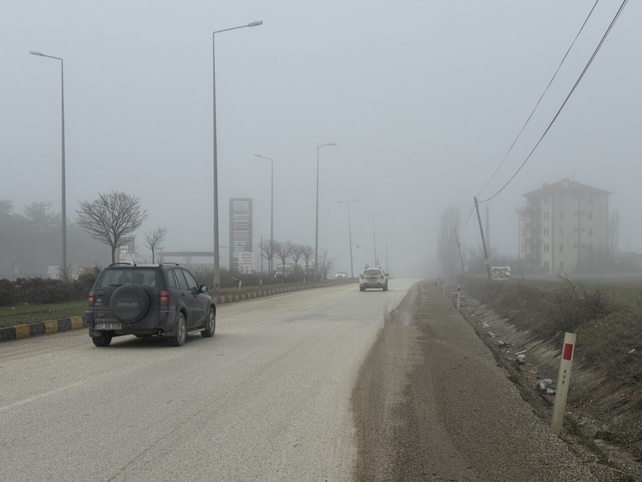 KASTAMONU (AA) – Kastamonu'da etkili olan sis görüş mesafesini düşürdü.
