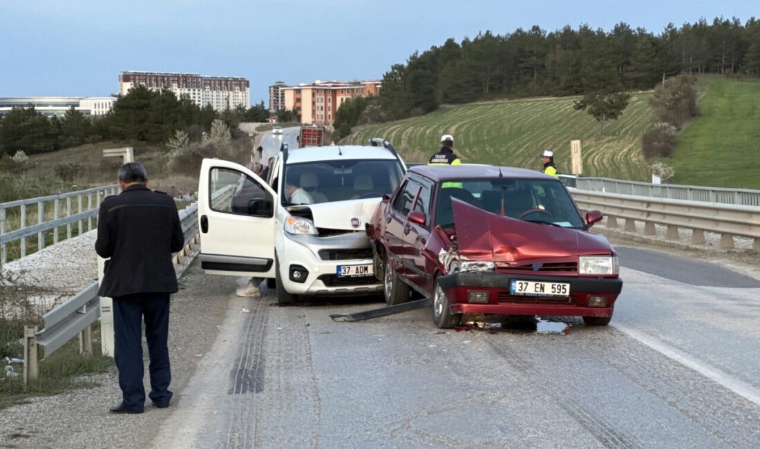 KASTAMONU (AA) – Kastamonu'da üç aracın çarpıştığı trafik kazasında 4