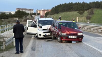 KASTAMONU (AA) – Kastamonu'da üç aracın çarpıştığı trafik kazasında 4