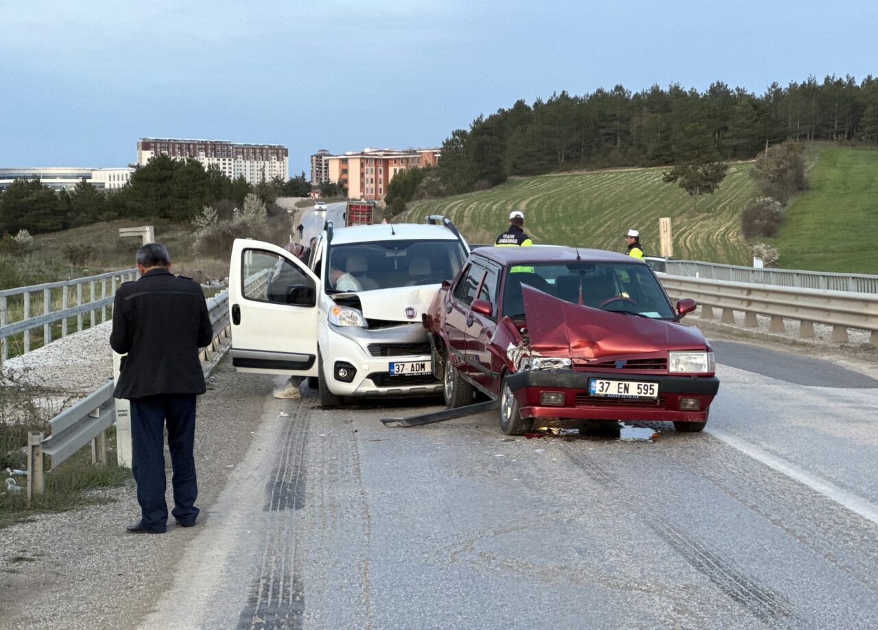 KASTAMONU (AA) – Kastamonu'da üç aracın çarpıştığı trafik kazasında 4