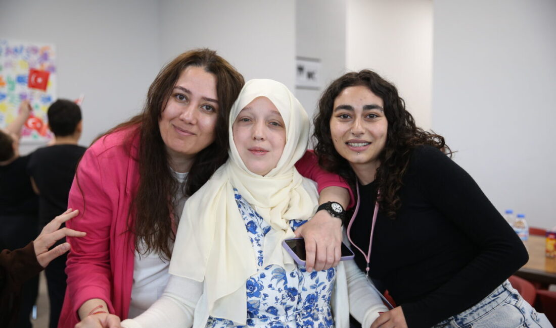 KASTAMONU (AA) – Kastamonu'da üniversite öğrencileri tarafından özel gereksinimli bireylere