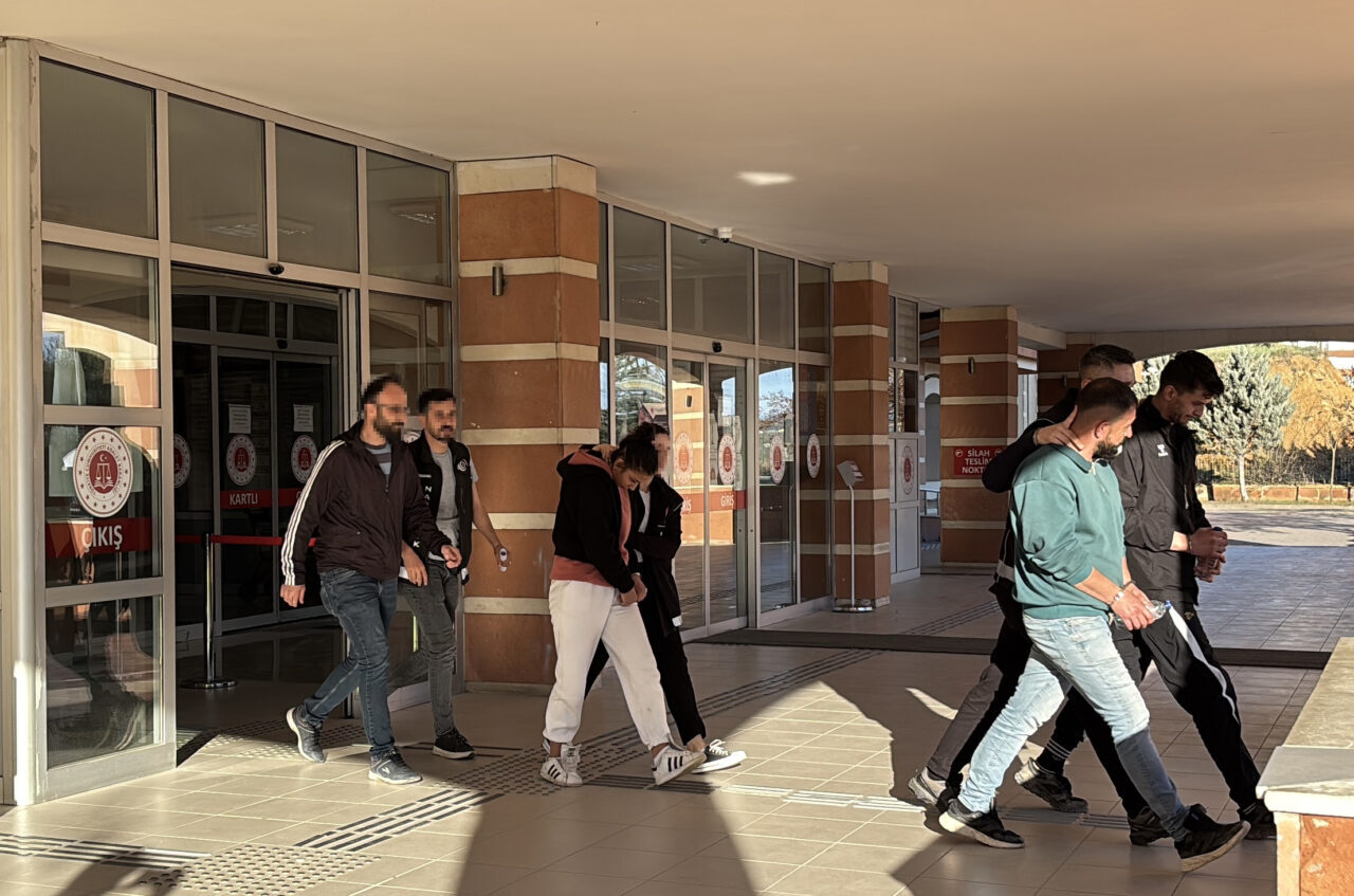 KASTAMONU (AA) – Kastamonu'da düzenlenen iki ayrı uyuşturucu operasyonunda gözaltına