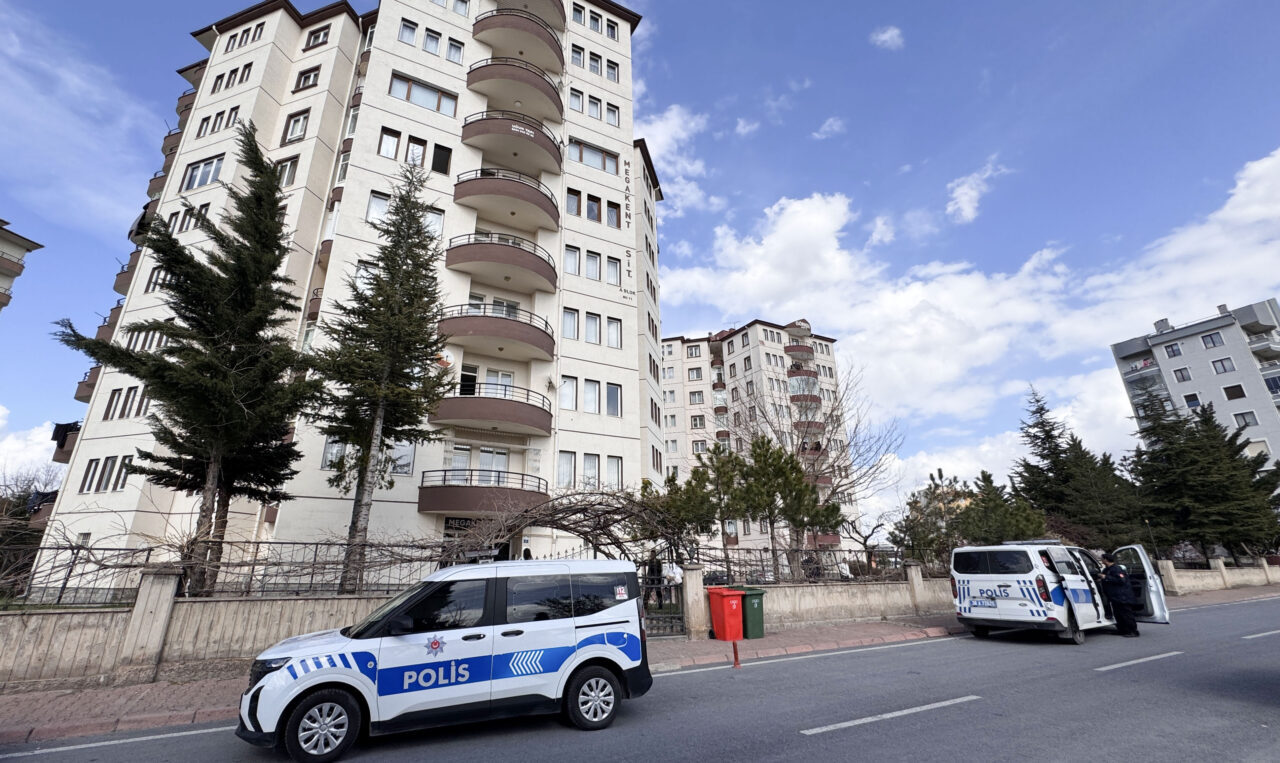 KAYSERİ (AA) – Kayseri'de bir apartmanın üçüncü katın balkonundan düşen