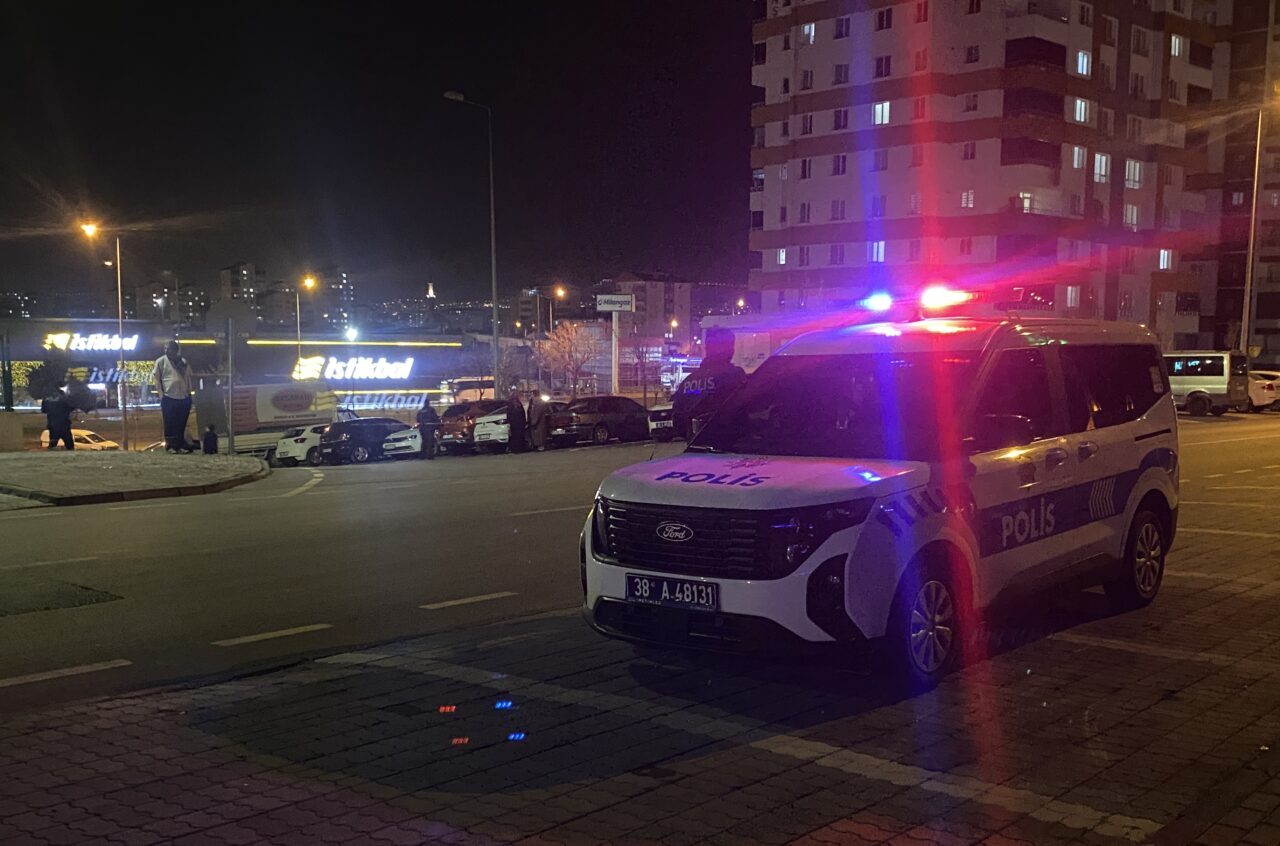 KAYSERİ (AA) – Kayseri'nin Melikgazi ilçesinde çıkan bıçaklı kavgada yaralanan