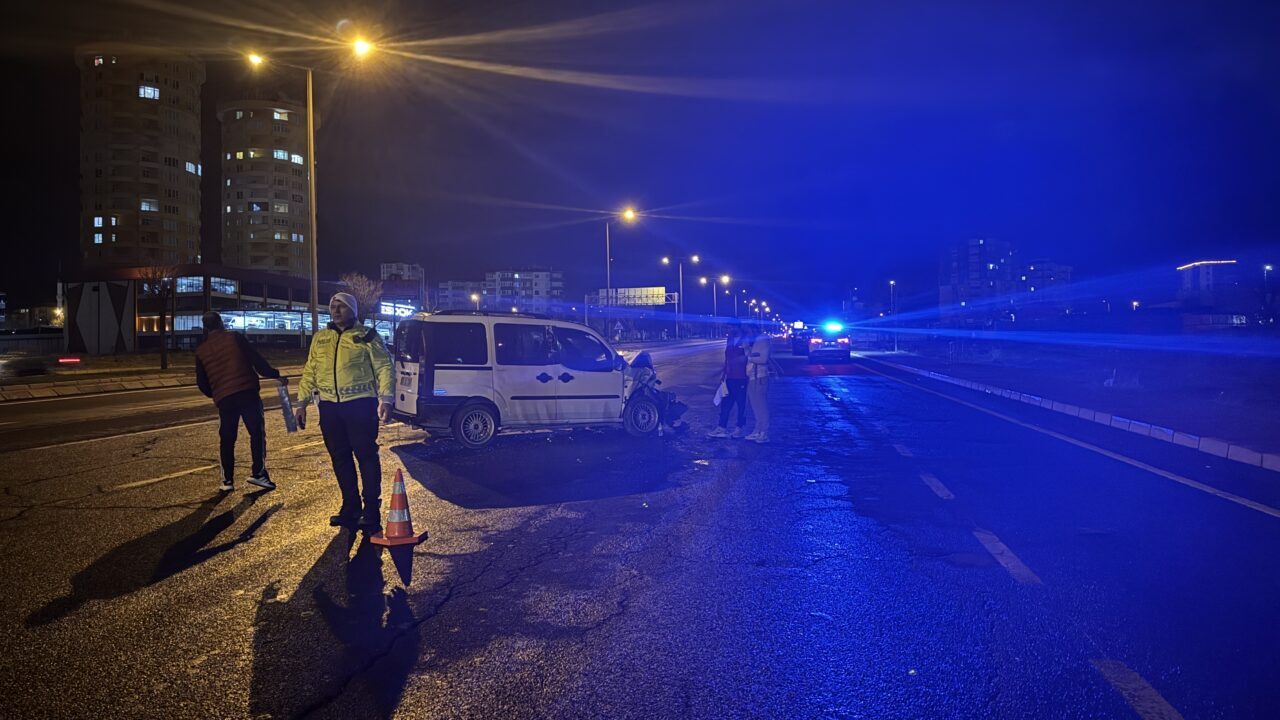 KAYSERİ (AA) – Kayseri'nin merkez Melikgazi ilçesinde iki hafif ticari