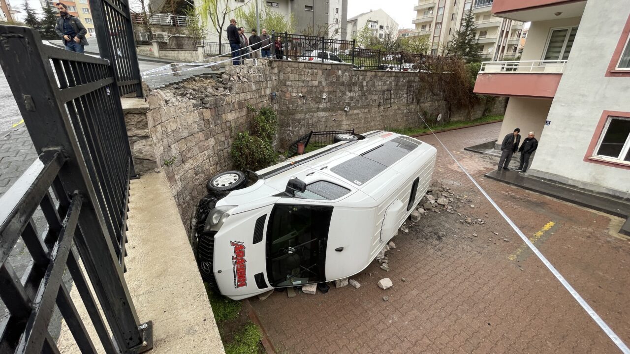 KAYSERİ (AA) – Kayseri'nin merkez Talas ilçesinde işçi servisinin apartman