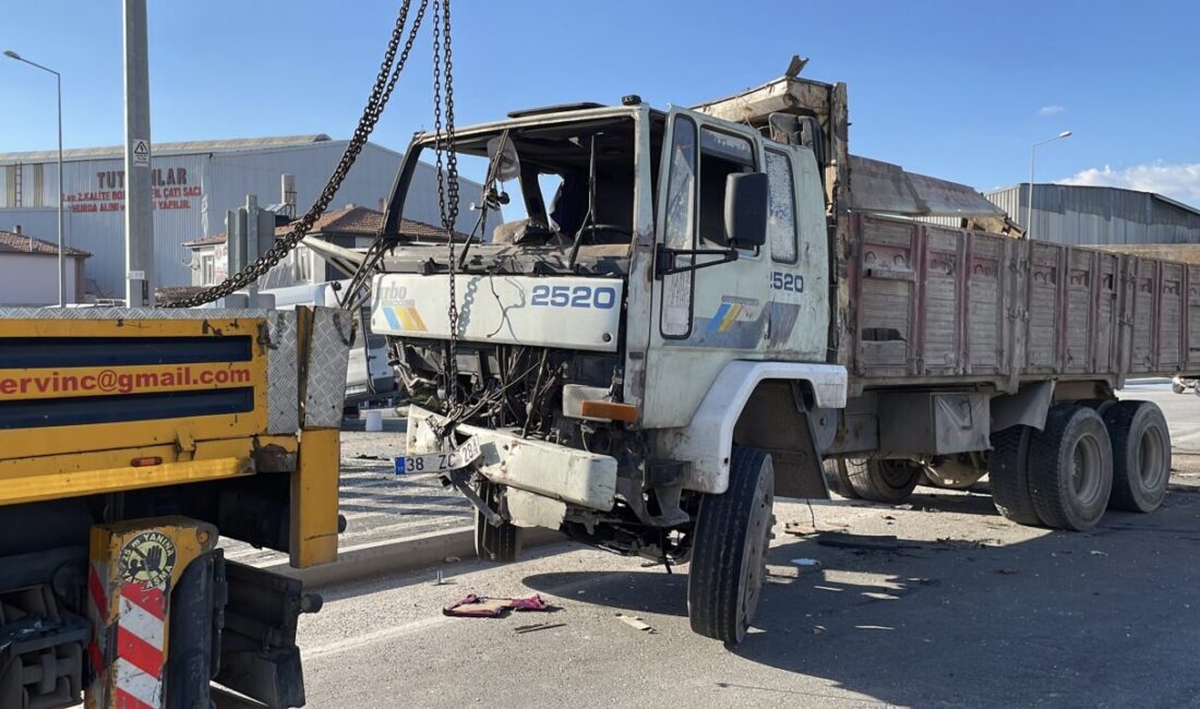 KAYSERİ (AA) – Kayseri'de kamyon ile işçi servisinin çarpışması sonucu