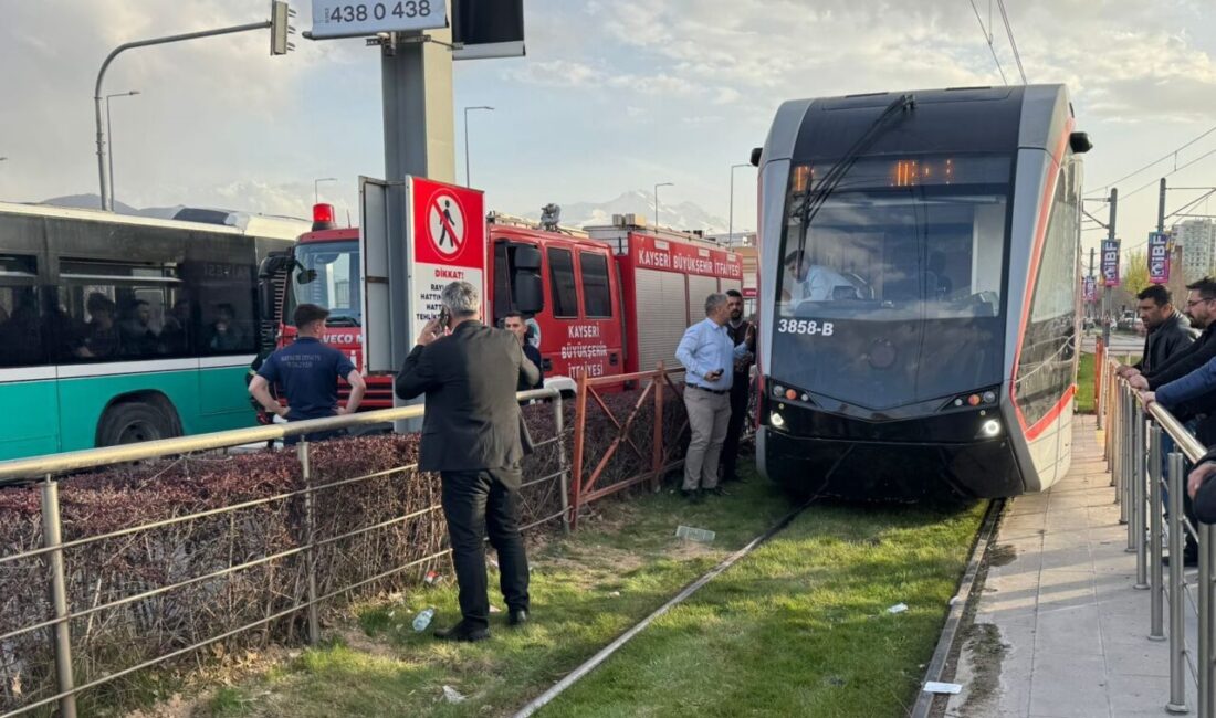 KAYSERİ (AA) – Kayseri'nin Melikgazi ilçesinde yolun karşısına geçmeye çalışan