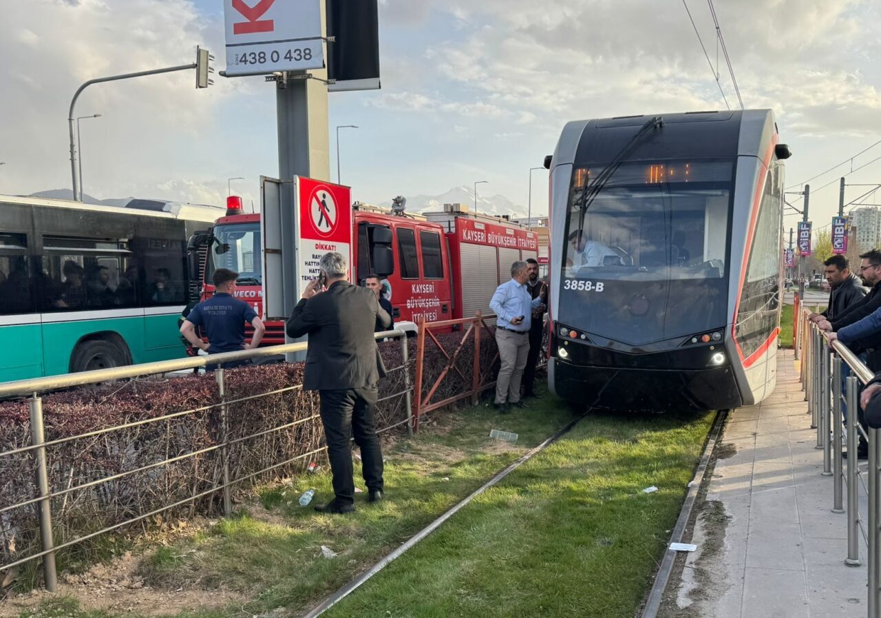 KAYSERİ (AA) – Kayseri'nin Melikgazi ilçesinde yolun karşısına geçmeye çalışan