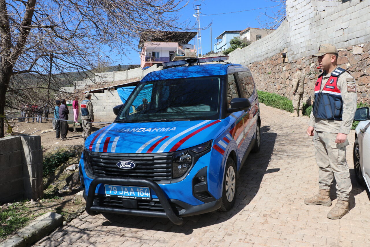 KİLİS (AA) – Kilis'te toprak kayması nedeniyle duvarı çöken ağıldaki