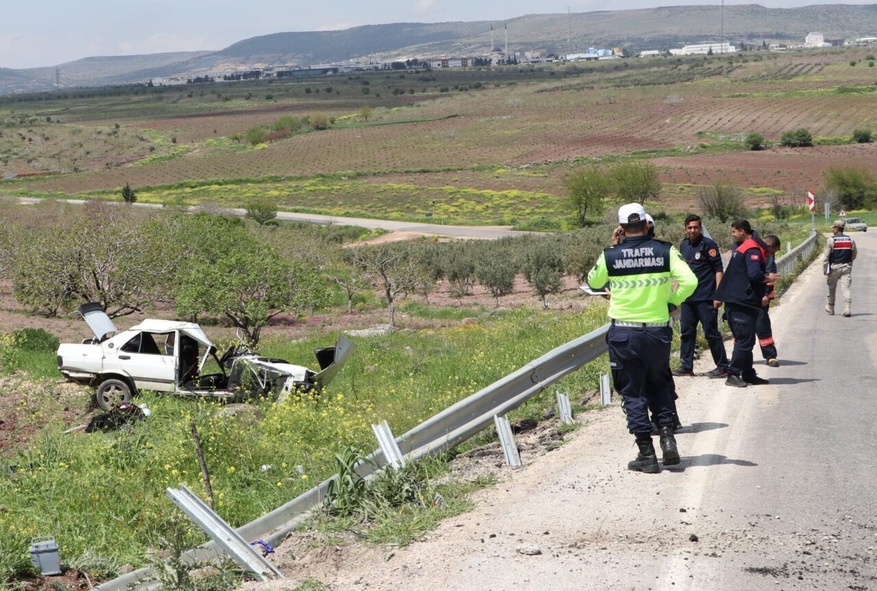 KİLİS (AA) – Kilis'te otomobilin devrilmesi sonucu 4 kişi yaralandı.