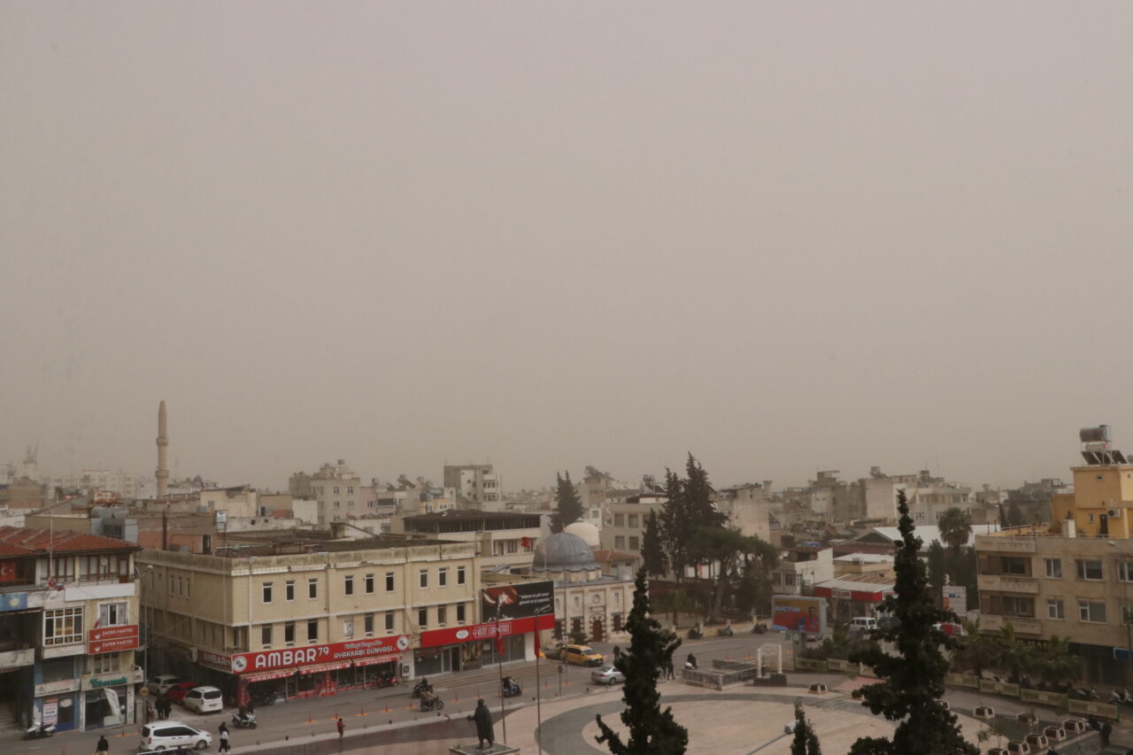 KİLİS (AA) – Kilis'te toz taşınımı yaşamı olumsuz etkiliyor. Suriye