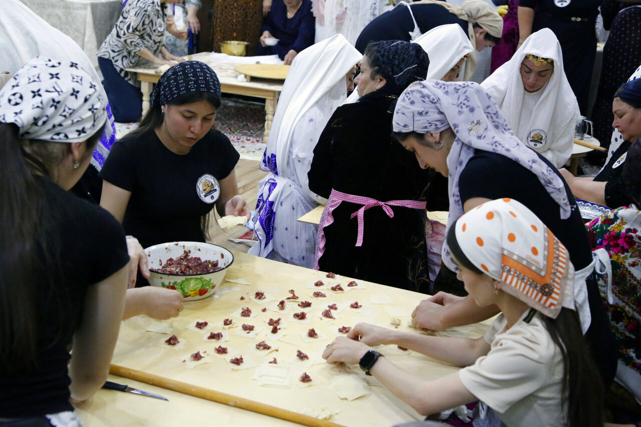BİŞKEK (AA) – Kırgızistan'da yaşayan Ahıska Türkleri, geleneksel mutfak kültürlerini