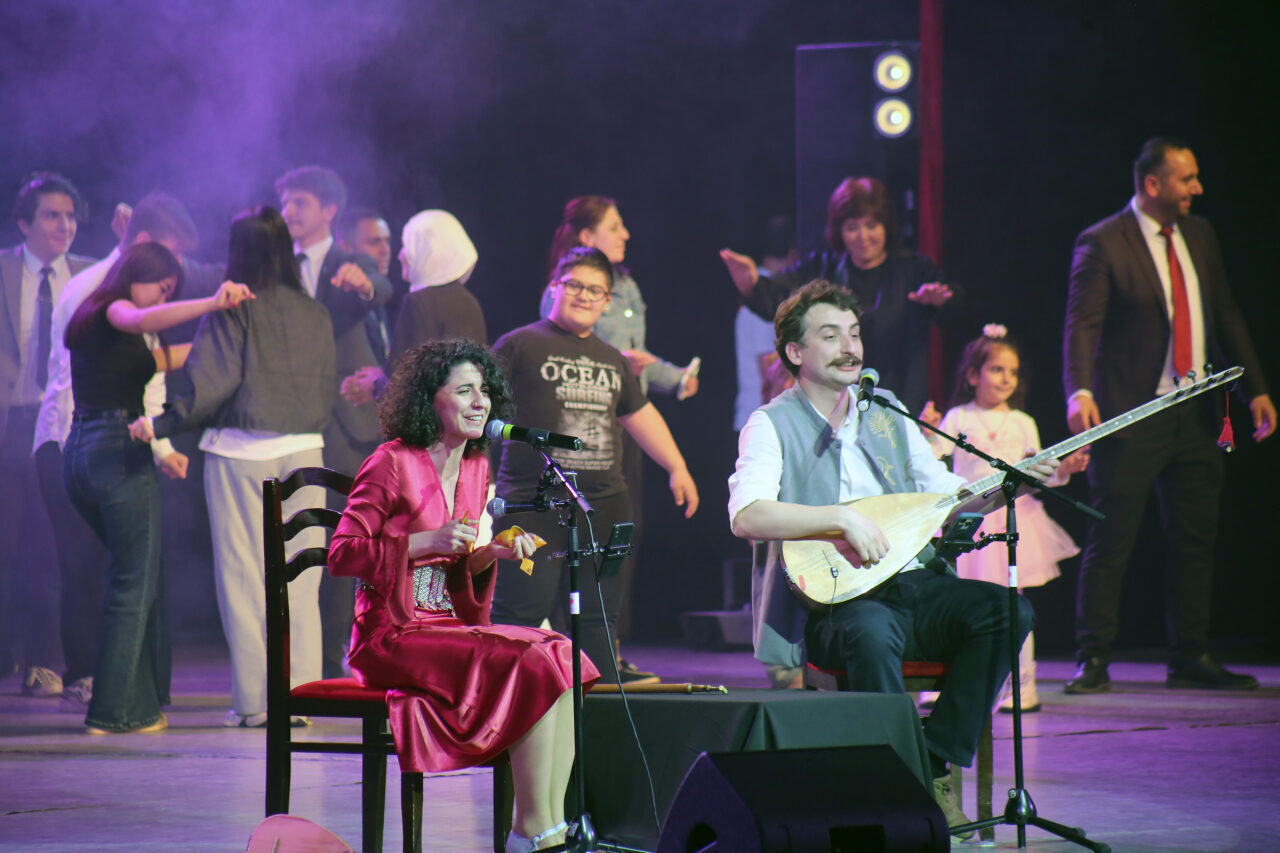 - Bişkek Devlet Üniversitesinde tek sınıfla başlayan eğitim yolculuğu, ülke