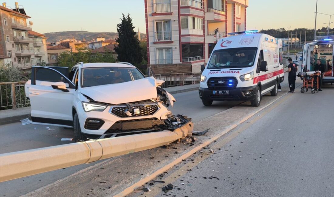 KIRIKKALE (AA) – Kırıkkale'de otomobilin aydınlatma direğine çarpması sonucu 4