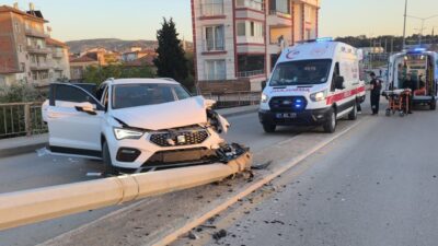 KIRIKKALE (AA) – Kırıkkale'de otomobilin aydınlatma direğine çarpması sonucu 4