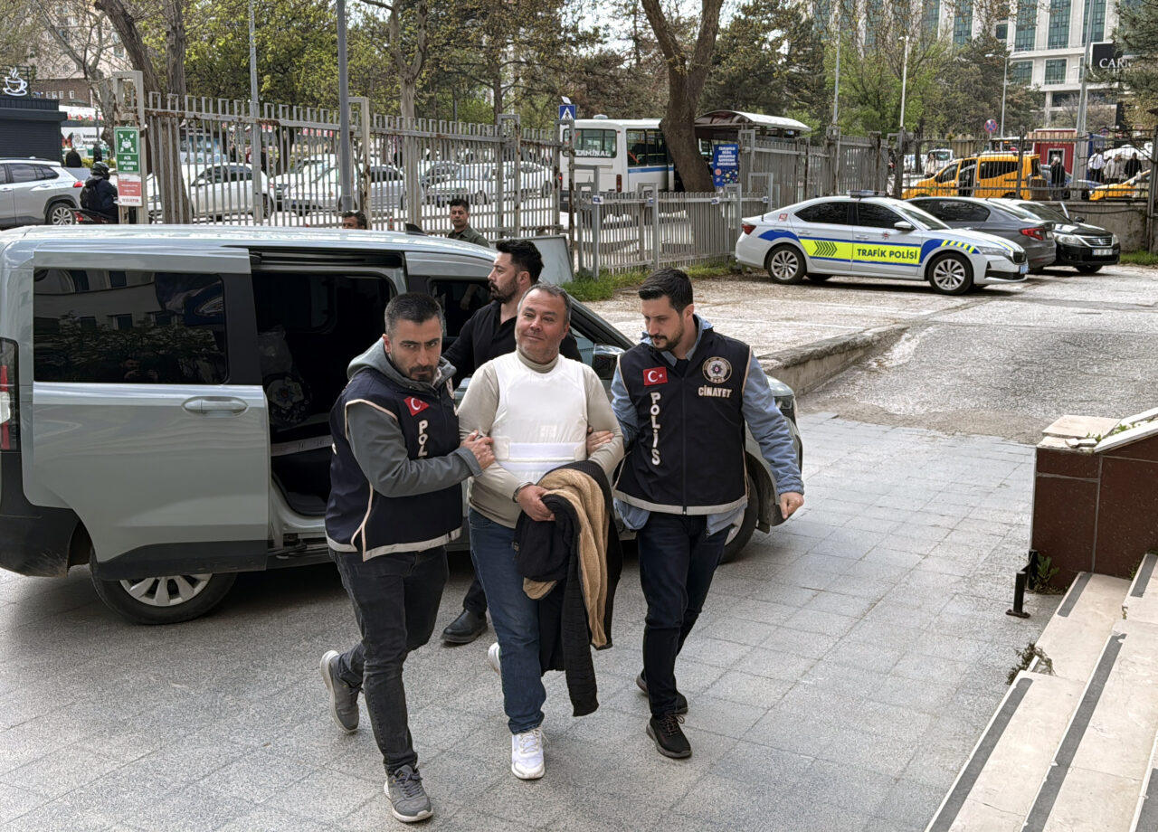 KIRIKKALE (AA) – Kırıkkale'nin Karakeçili ilçesinde, garajda tüfekle belediye çalışanını