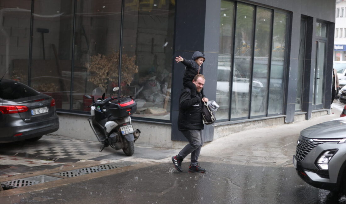 KIRKLARELİ (AA) – Kırklareli'nde sağanak yaşamı olumsuz etkiledi. Kentte öğle