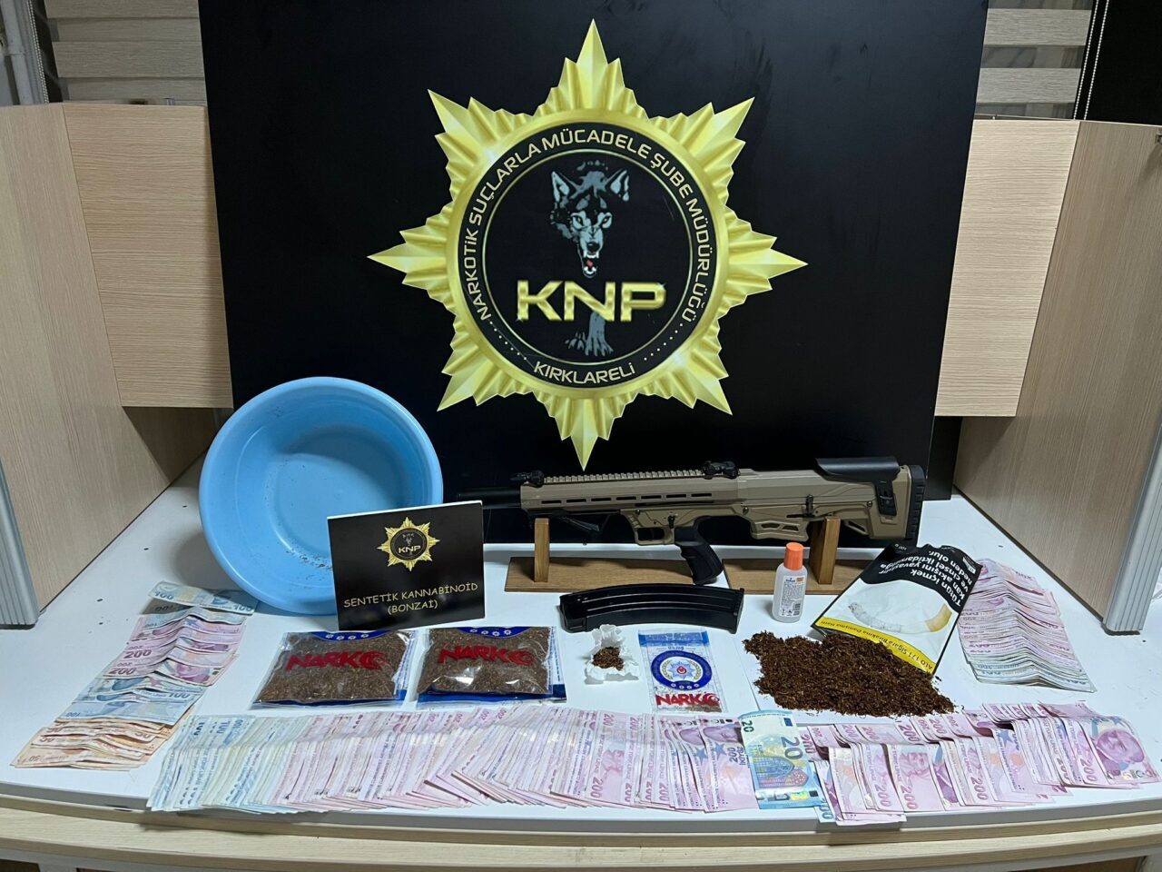 KIRKLARELİ (AA) – Kırklareli'nde uyuşturucu operasyonunda gözaltına alınan 10 şüpheliden