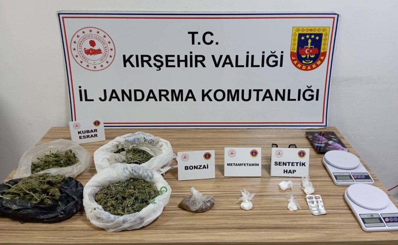 KIRŞEHİR (AA) – Kırşehir'de düzenlenen operasyonda 1,2 kilo uyuşturucuyla yakalanan