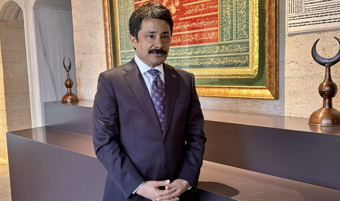 KIRŞEHİR (AA) – Kırşehir'in tarihi mekanlarında görev alan, tamamı üniversite