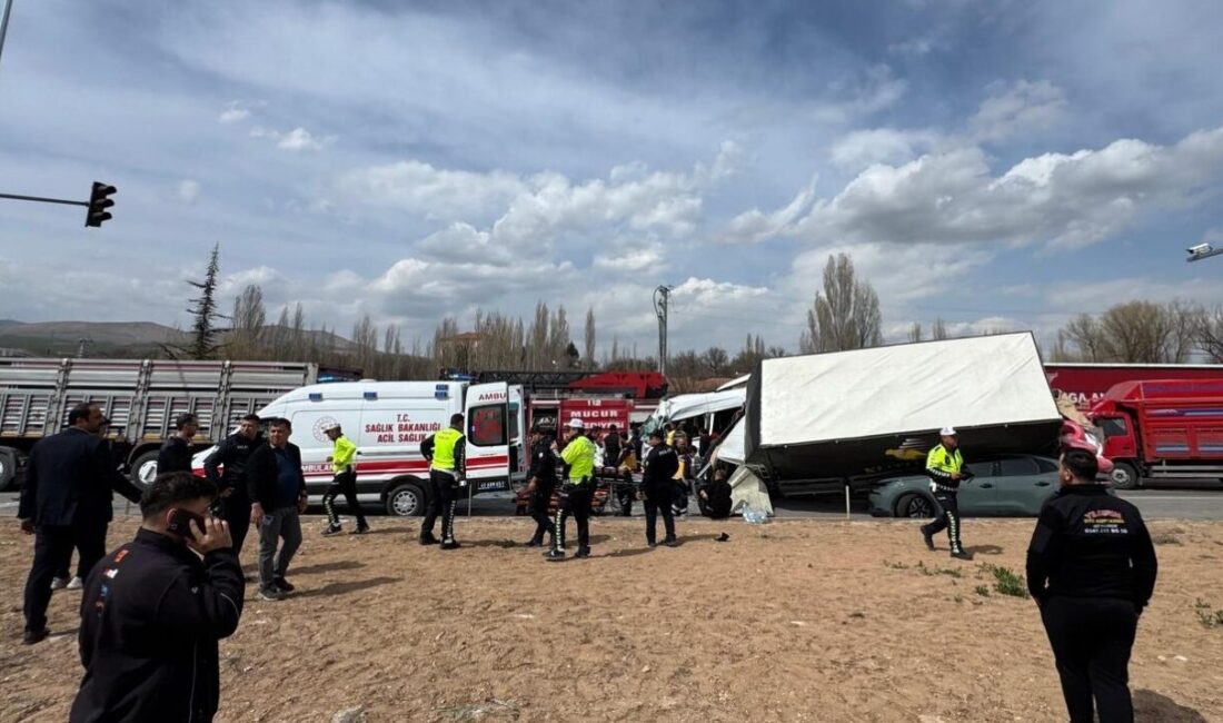 KIRŞEHİR (AA) – Kırşehir'de kamyonetle otomobilin çarpışması sonucu yaralanan 5