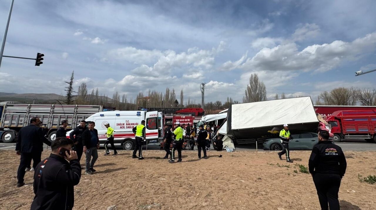 KIRŞEHİR (AA) – Kırşehir'de kamyonetle otomobilin çarpışması sonucu yaralanan 5