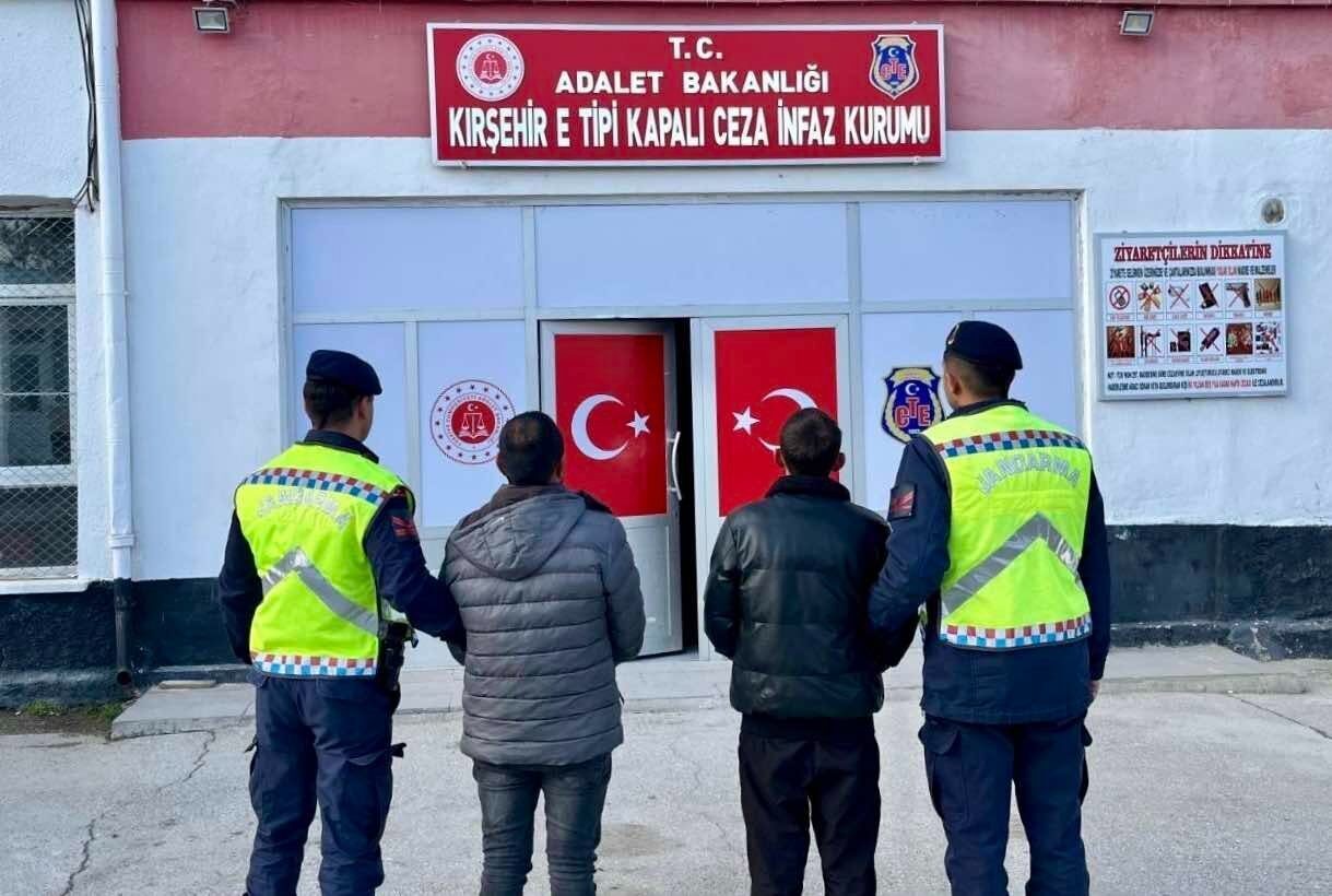 KIRŞEHİR (AA) – Kırşehir'de düzenlenen operasyonda silah ve uyuşturucu ele