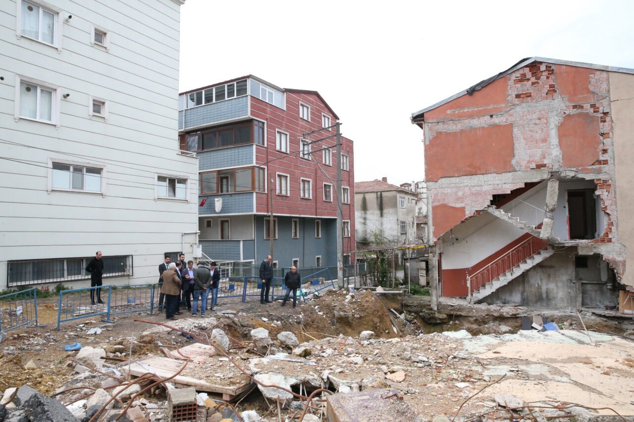 KOCAELİ (AA) – Kocaeli'nin Gebze ilçesinde çöken 7 katlı binanın