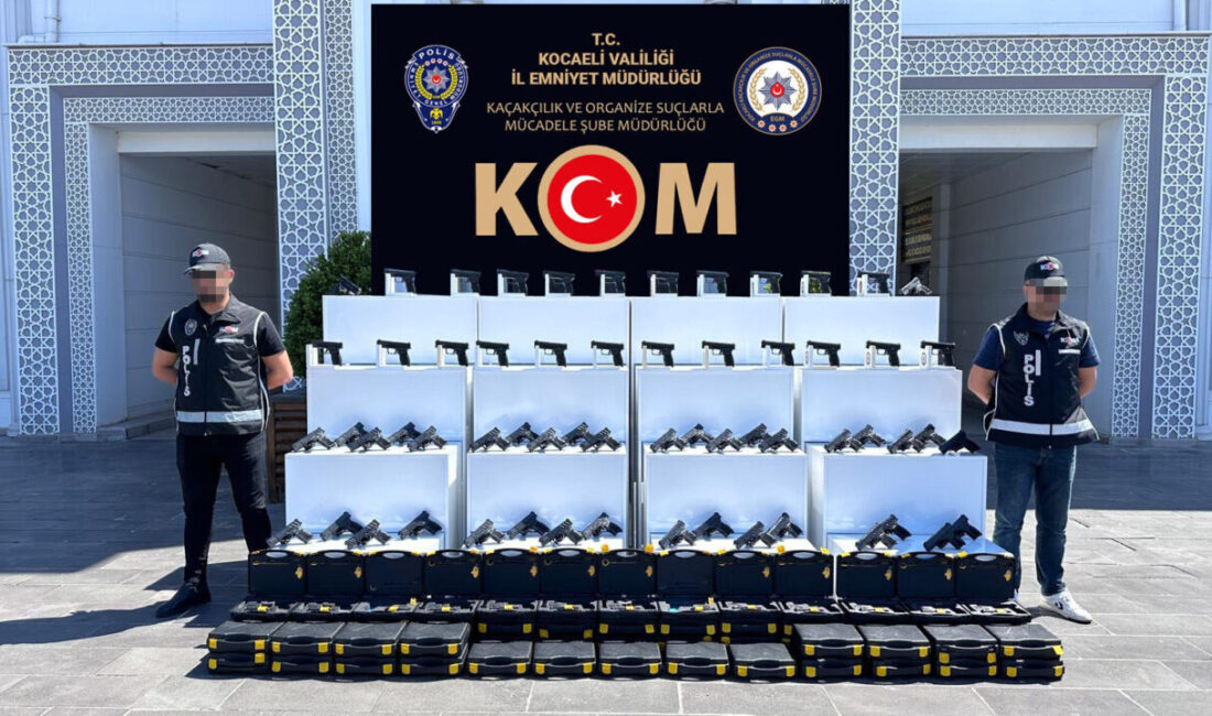 KOCAELİ (AA) – Kocaeli'nin Kartepe ilçesinde düzenlenen silah kaçakçılığı operasyonunda