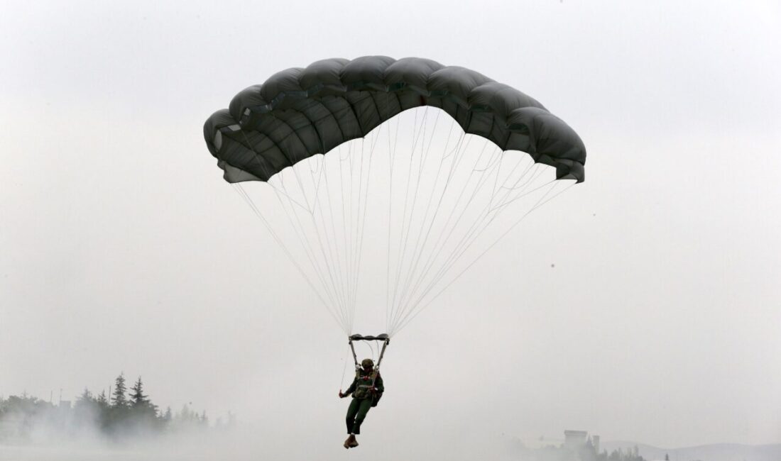 - Türk Hava Kuvvetlerinin akrobasi timleri Türk Yıldızları ve SOLOTÜRK,