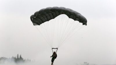 - Türk Hava Kuvvetlerinin akrobasi timleri Türk Yıldızları ve SOLOTÜRK,