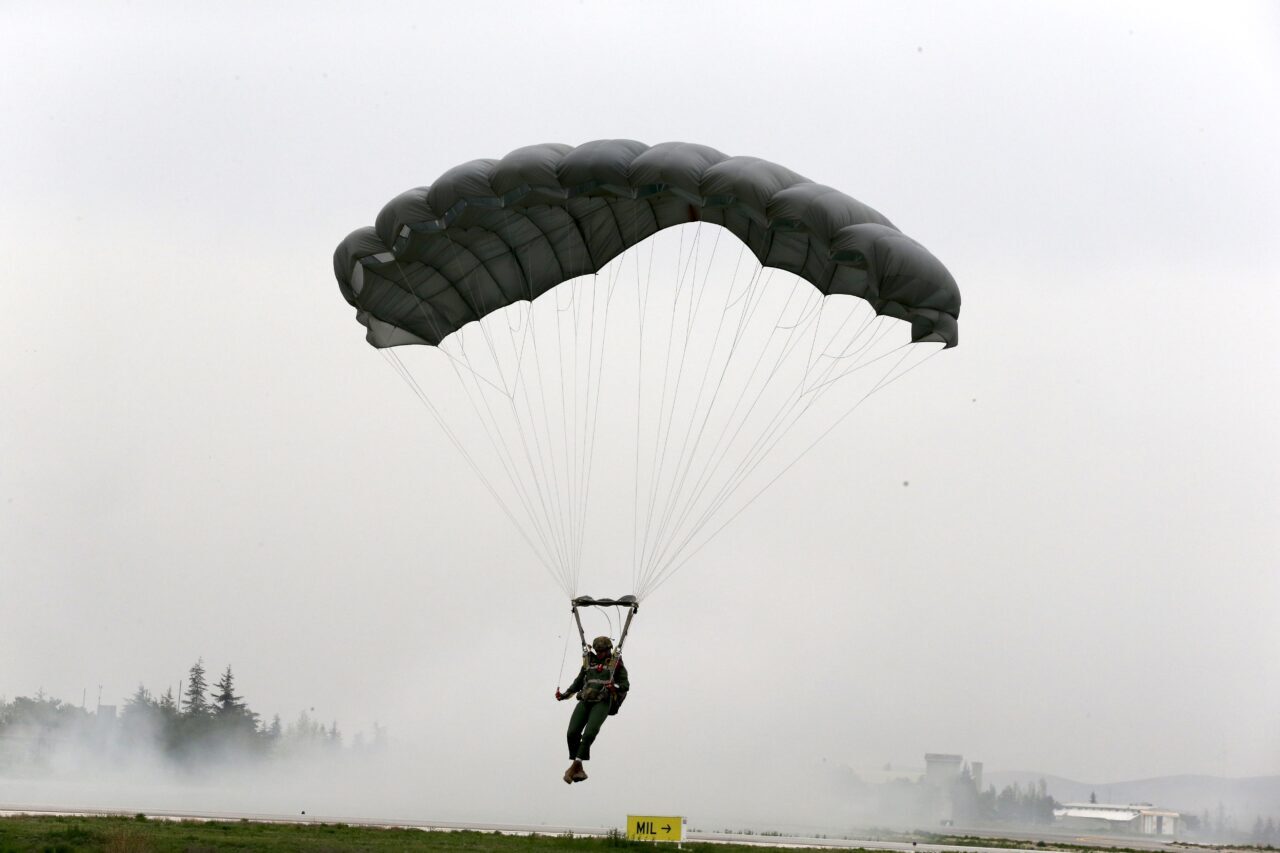 - Türk Hava Kuvvetlerinin akrobasi timleri Türk Yıldızları ve SOLOTÜRK,