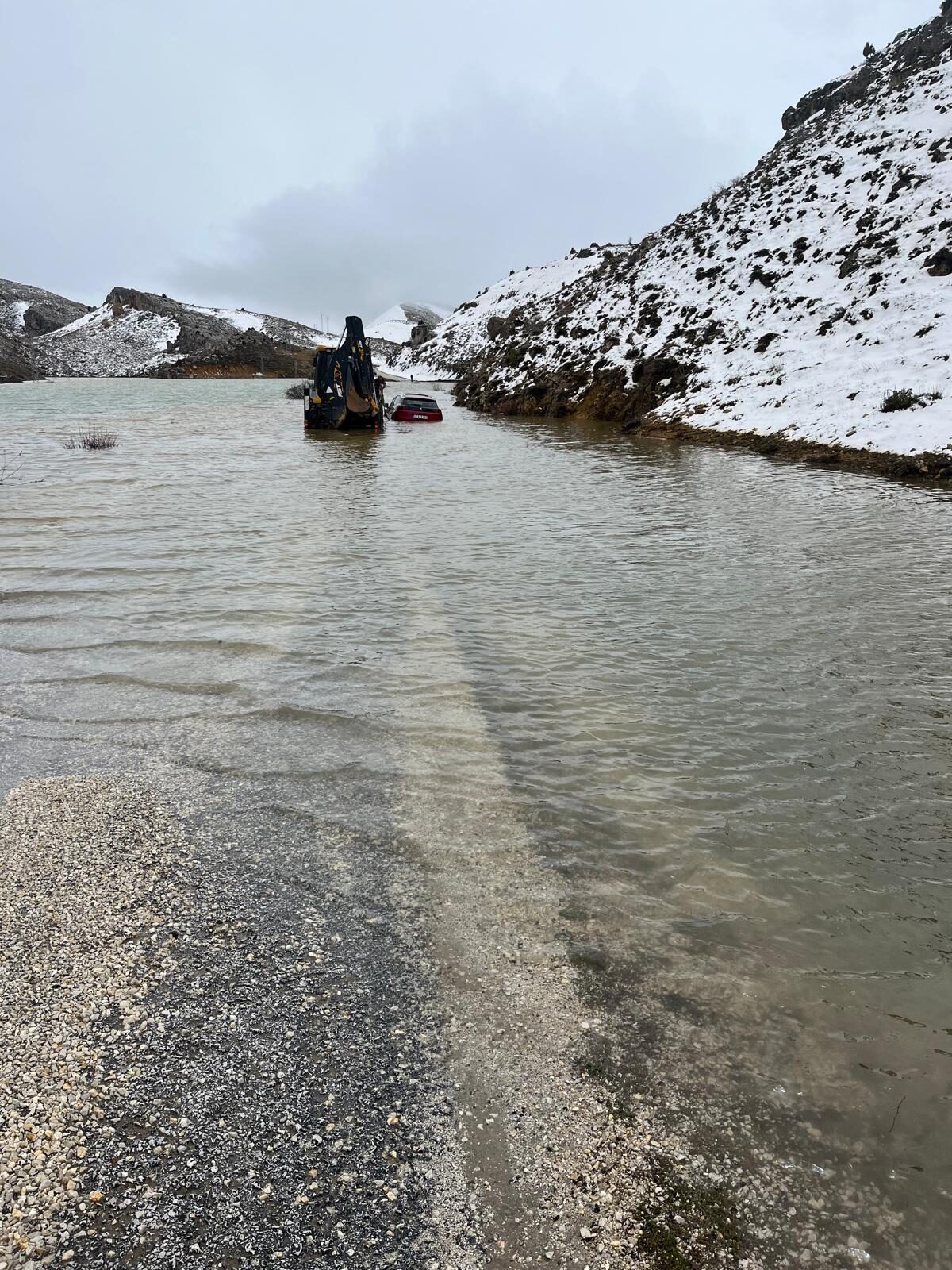 KONYA (AA) – Konya'nın Hadim ilçesinde suyla kaplı yoldan geçmeye