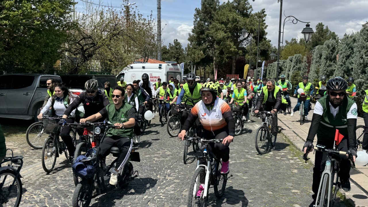 KONYA (AA) – Konya'da Yeşilay tarafından, "23 Nisan'da Sağlık İçin